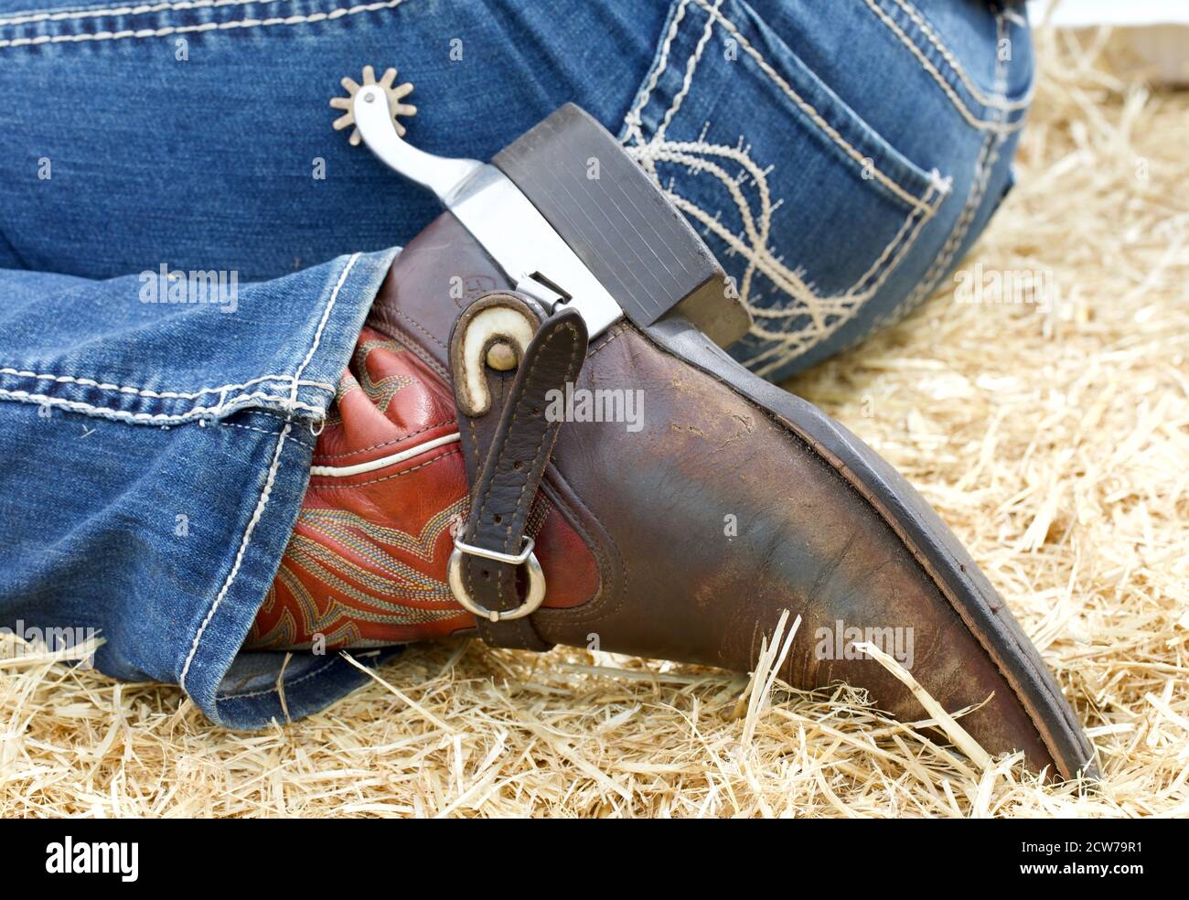 Il pilota attende il suo turno nella gara di tiro del campo locale Foto Stock