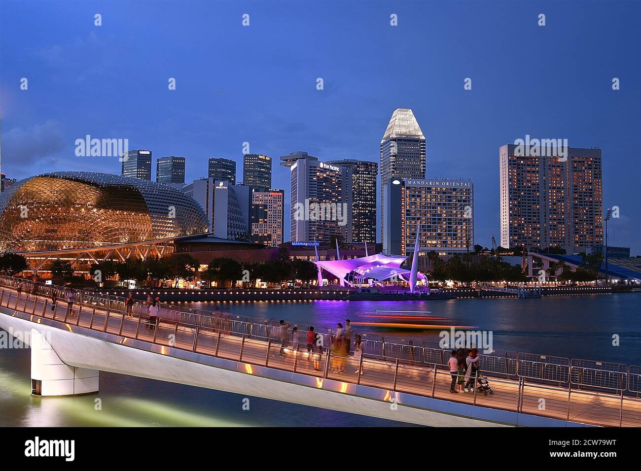 SINGAPORE - 24 LUGLIO 2019 - l'Esplanade e il Fiume Singapore con i sentieri turistici in barca, di notte. Foto Stock
