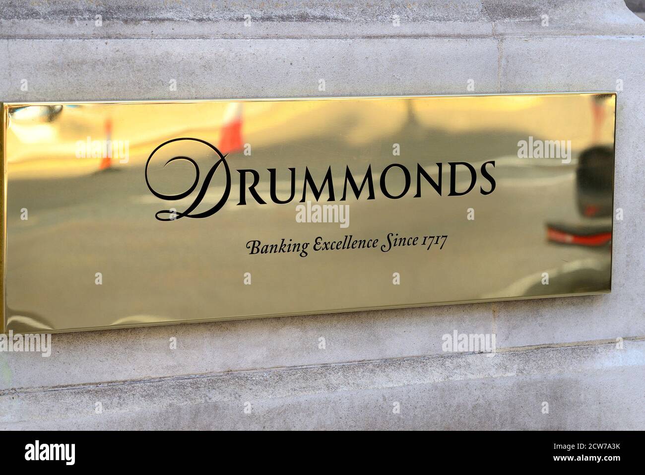 Londra, Inghilterra, Regno Unito. Drummonds Bank HQ (fondata nel 1717 acquistata dalla Royal Bank of Scotland nel 1924) a 49 Charing Cross, in Trafalgar Square. Ottone Foto Stock