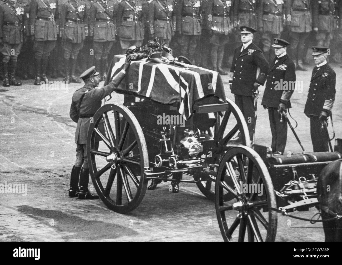 LONDRA - NOVEMBRE 11: Re George V mette una corona sulla bara del Guerriero Ignoto a Whitehall, Londra, prima del suo internamento a Westminster Abbey, il 11 novembre 1920. Foto Stock