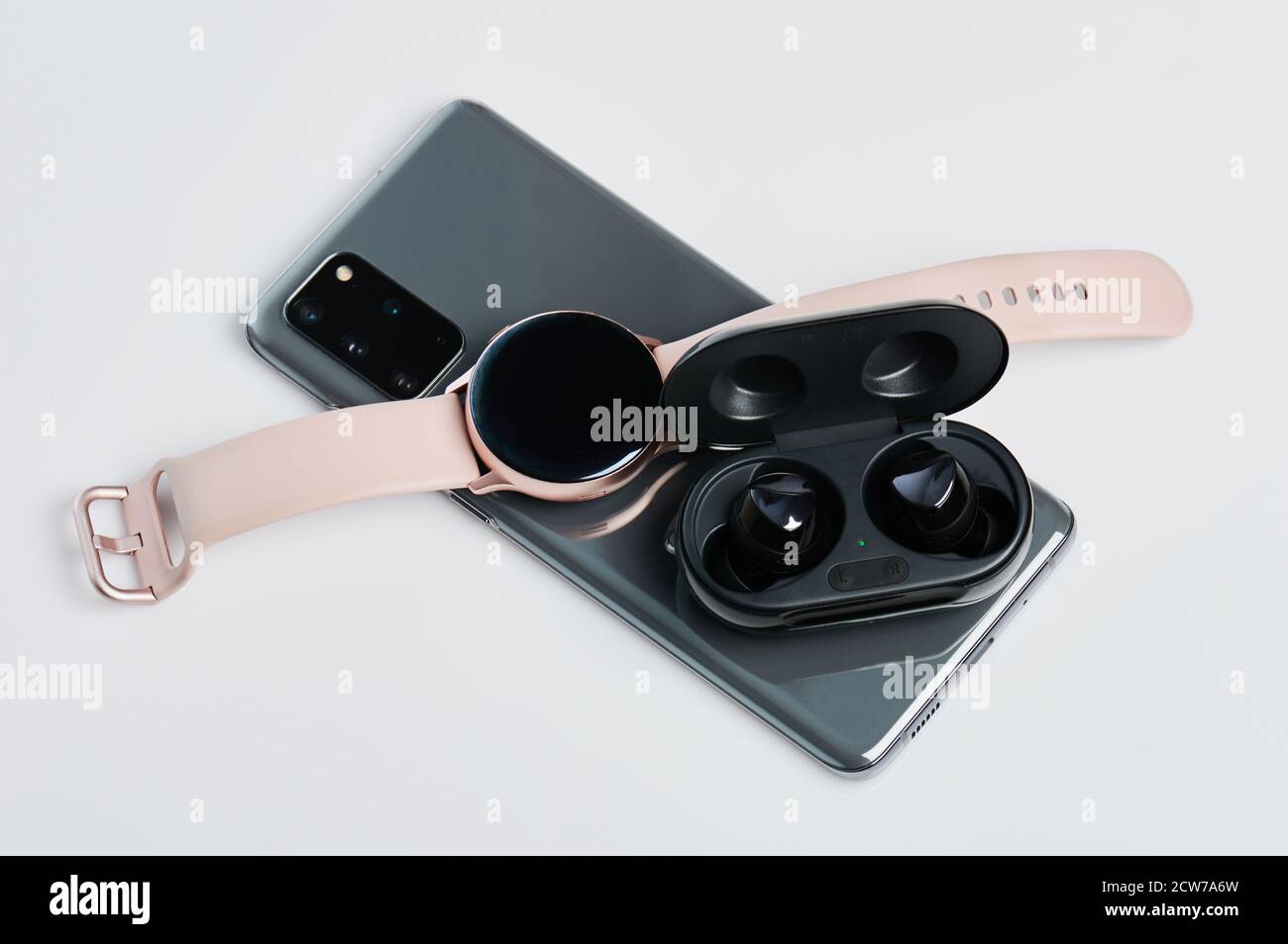 New york, USA - 28 settembre 2020: Set di dispositivi in carica dallo smartphone tramite tecnologia inversa Foto Stock