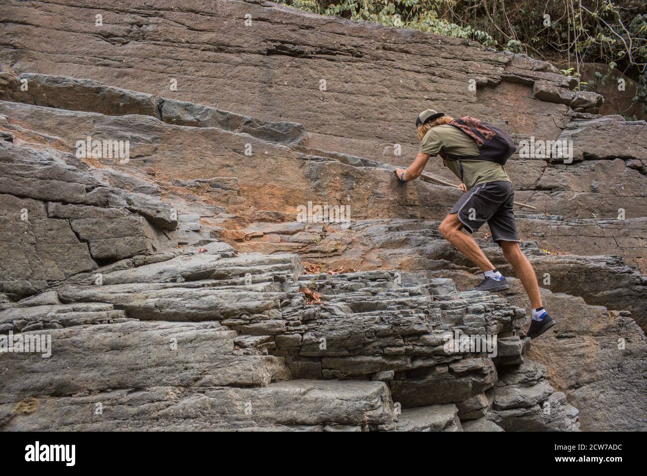 turismo locale. un uomo cammina nei parchi locali. foto di alta qualità Foto Stock