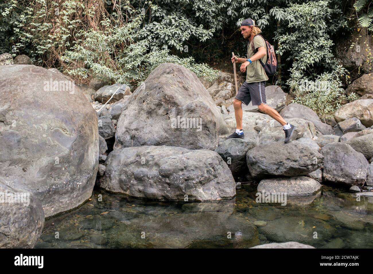 turismo locale. un uomo cammina nei parchi locali. foto di alta qualità Foto Stock