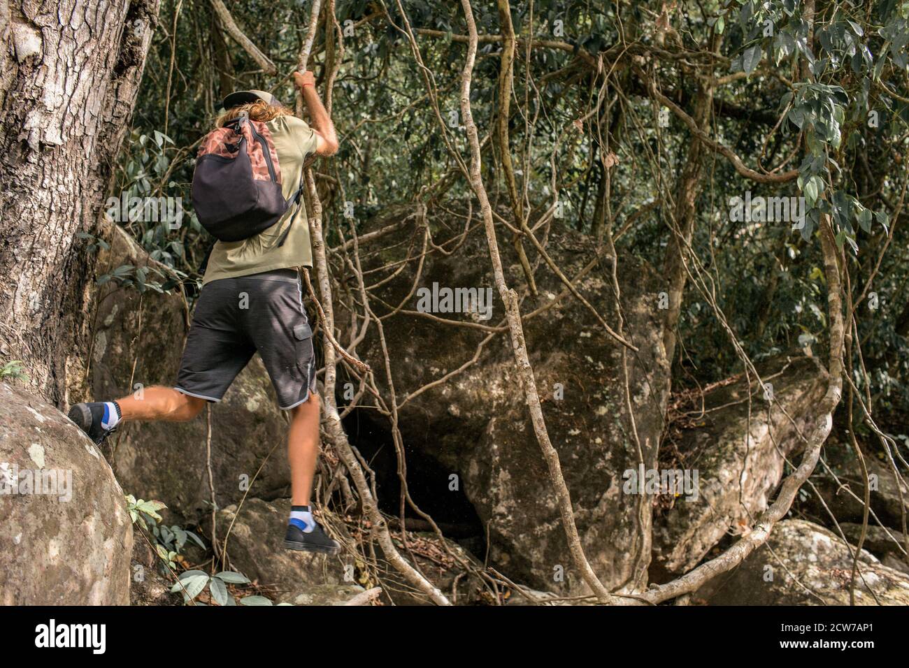 turismo locale. un uomo cammina nei parchi locali. foto di alta qualità Foto Stock