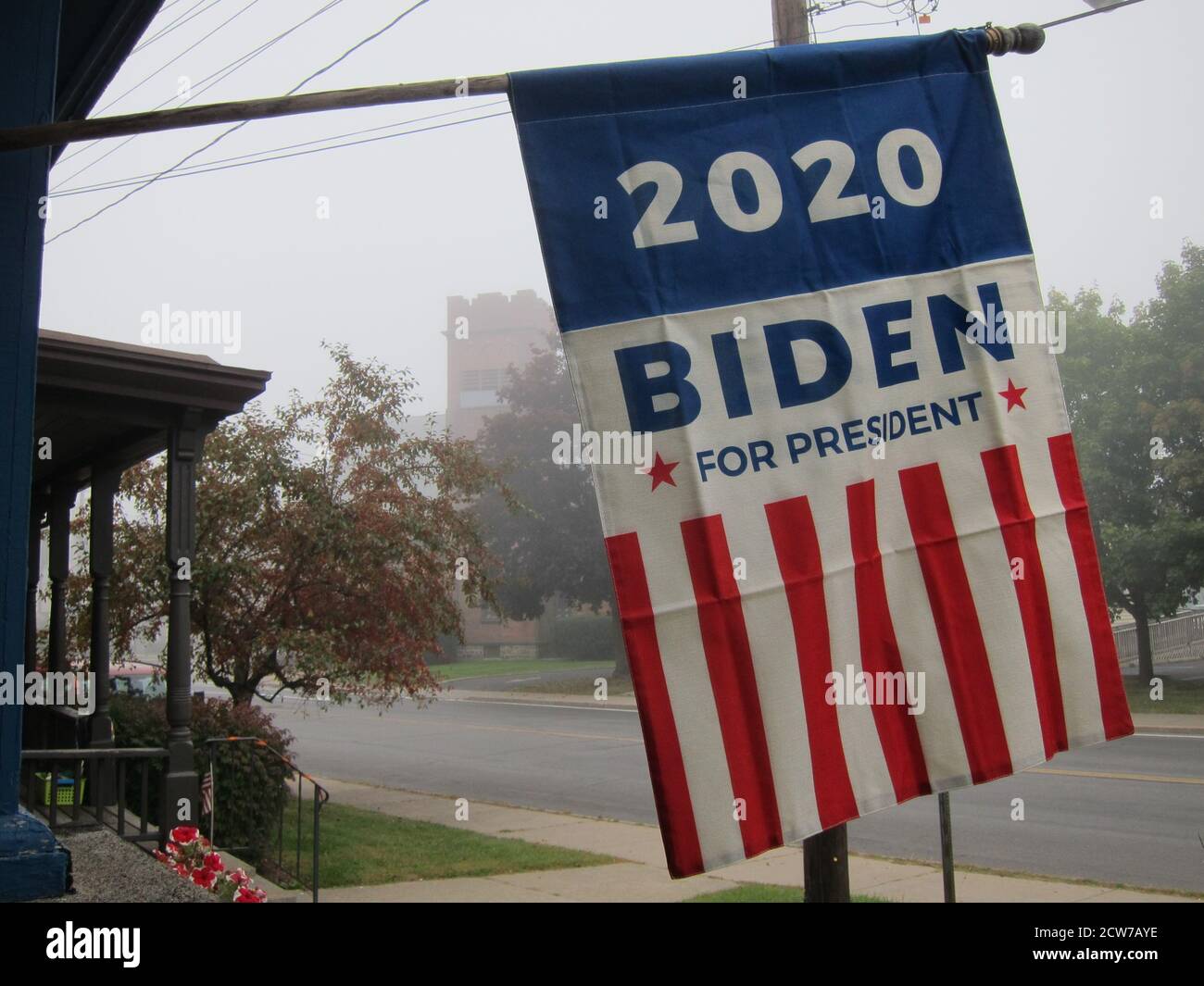 Una cosa è chiara in una mattinata d'autunno: Biden per la bandiera del presidente 2020 su un portico americano Foto Stock