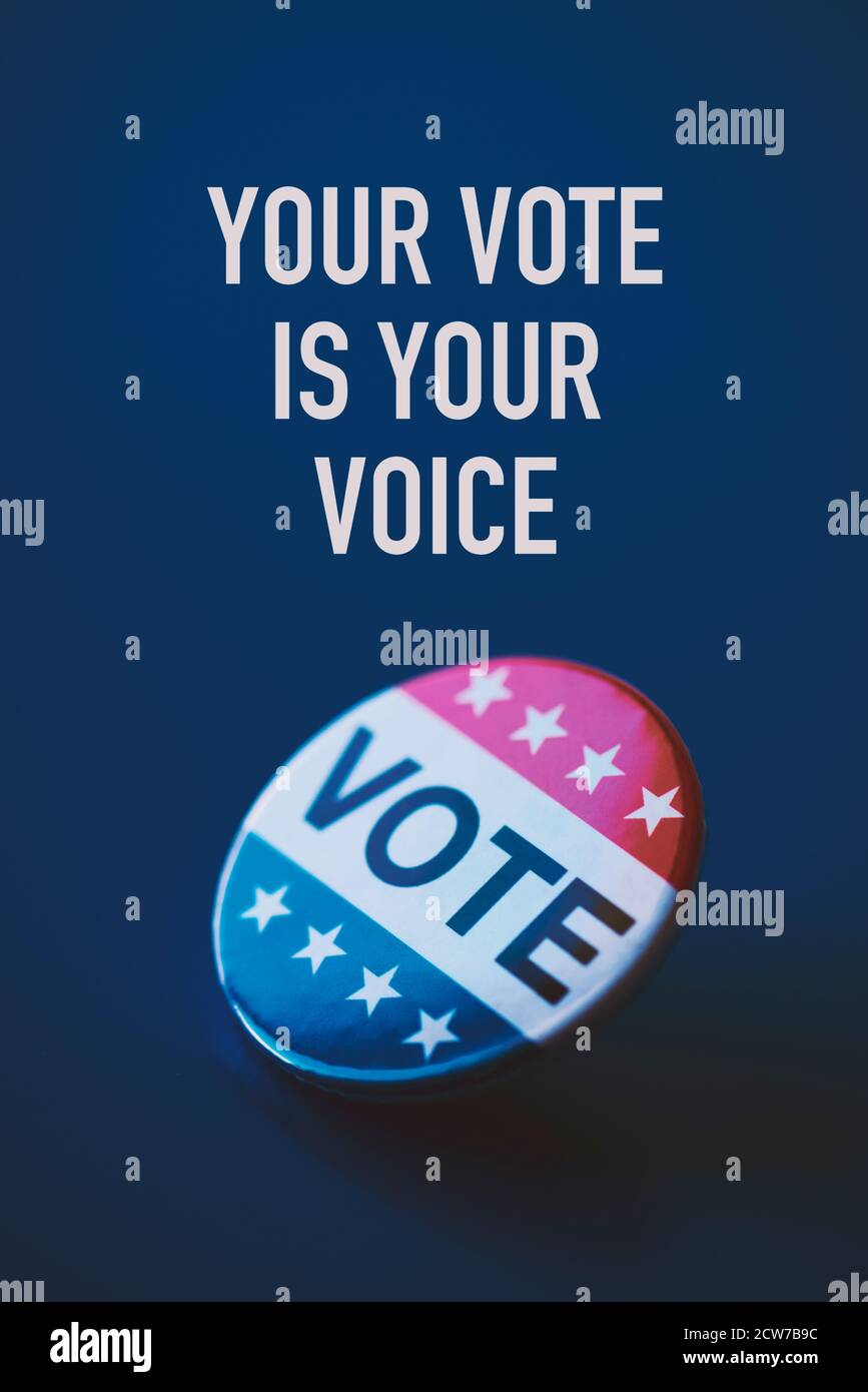 Primo piano di un badge di voto per le elezioni degli Stati Uniti su sfondo blu e il testo è il vostro voto la tua voce Foto Stock