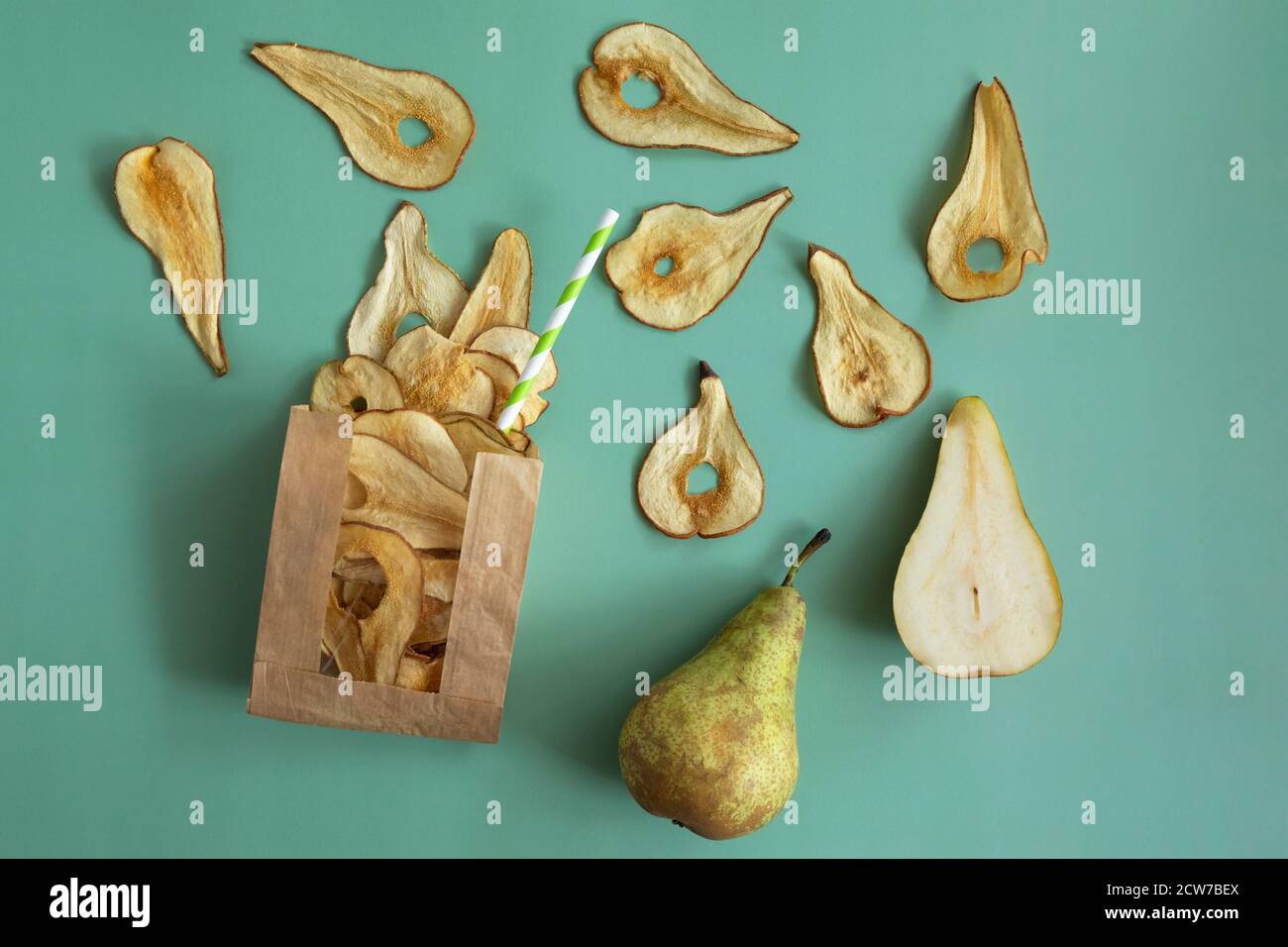 Patatine di frutta di pera. Dessert vegano, dolci per bambini. Foto Stock