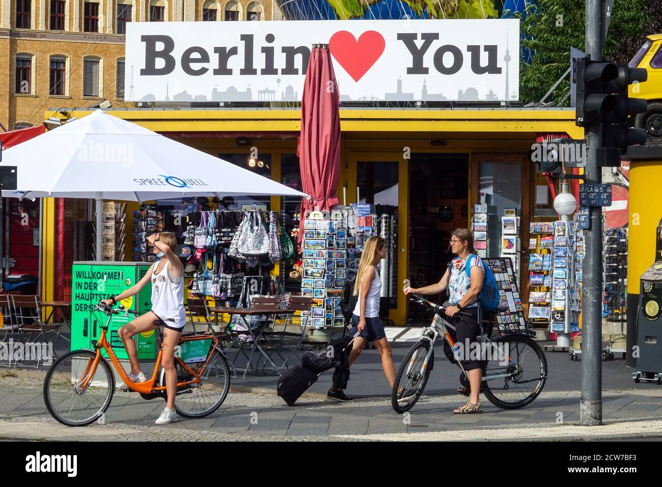 Berlin Love You stand and Tourist on bike Berlino Tourism people on bike Berlin bike Berlin bike Foto Stock