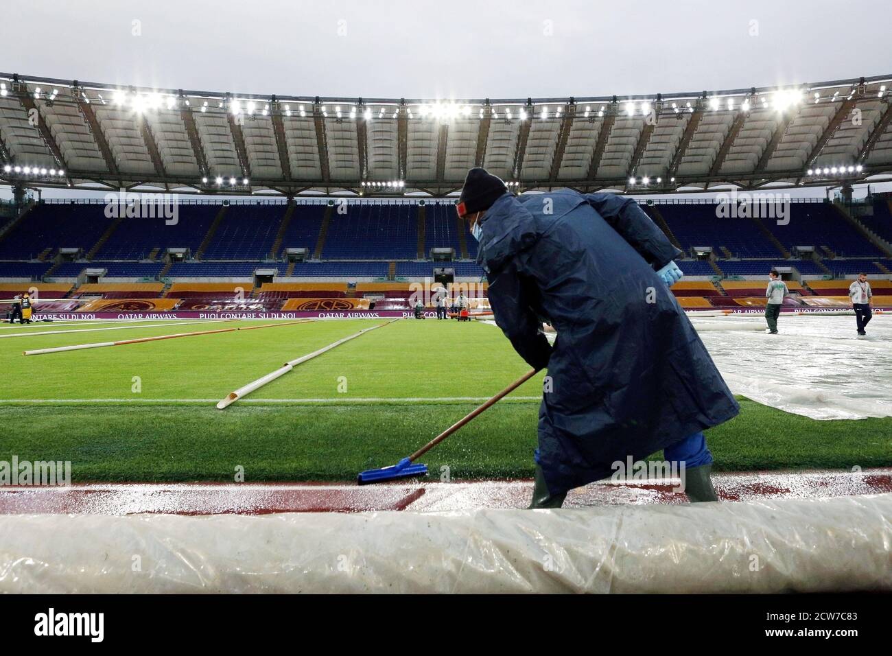 Il personale di terra copre il campo con teloni per proteggerlo Dalla pioggia prima del campionato italiano Serie UNA partita di calcio Tra ROMA e Juvent Foto Stock