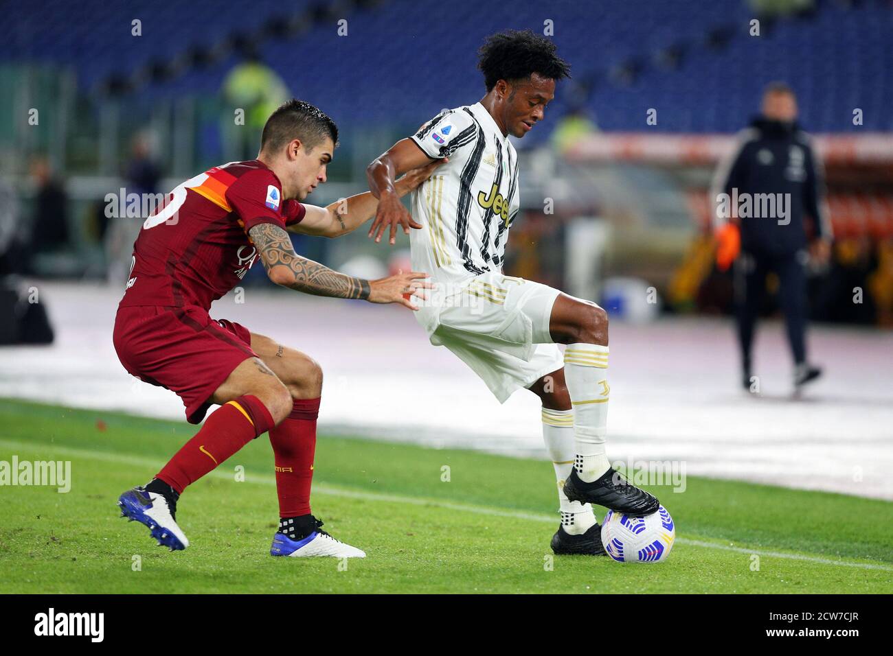 Gianluca Mancini di Roma (L) vies per la palla con Juan Cuadrado di Juventus (R) durante il campionato italiano Serie Una partita di calcio tra AS Ro Foto Stock