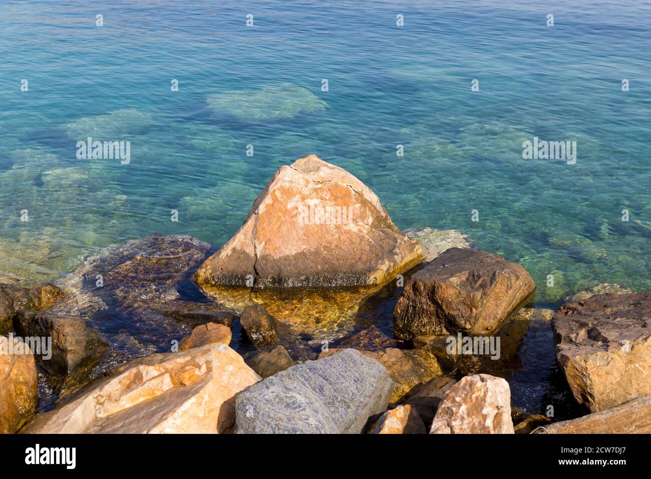 Rocce naturali in riva al mare in Grecia. Immagine stock. Foto Stock