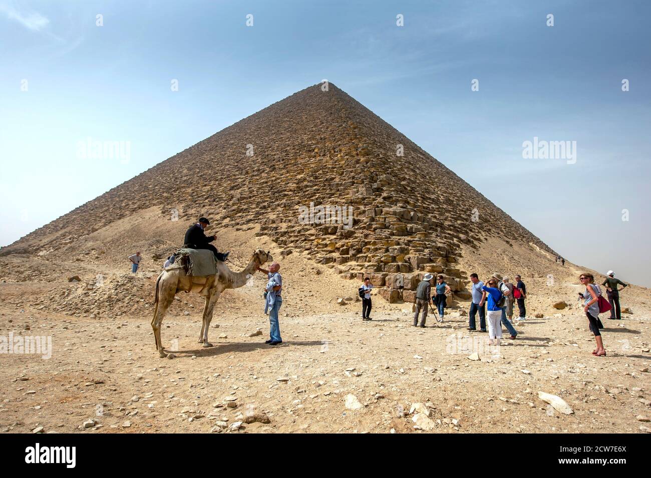 I visitatori di Dahshur, nel nord dell'Egitto, si trovano accanto alla Piramide Rossa. La Piramide Rossa fu costruita dal Faraone Sneferu (2613 - 2589 a.C.). Foto Stock