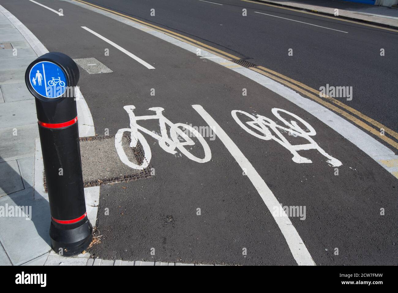 pista ciclabile bidirezionale con indicazione a kingston upon thames, surrey, inghilterra Foto Stock