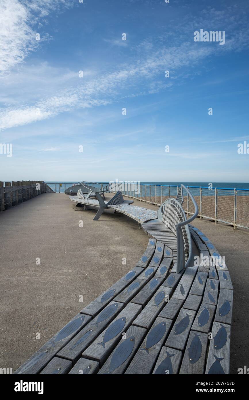 Panca di spiaggia di Seaford a forma di pesce. Seaford, East Sussex, Inghilterra Foto Stock