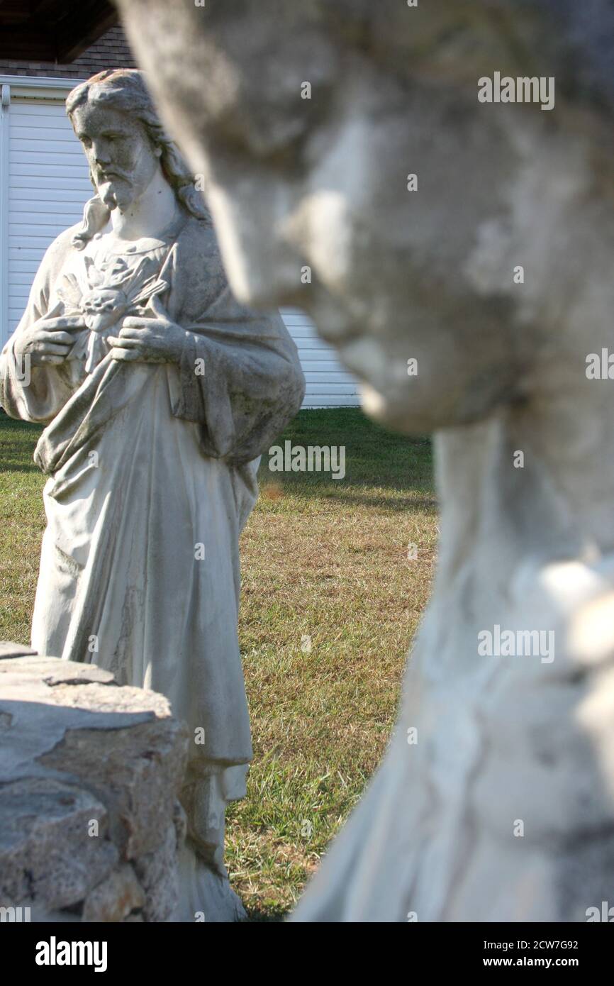 Statue di Gesù e di Santa Maria di fronte ad una chiesa cristiana Foto Stock