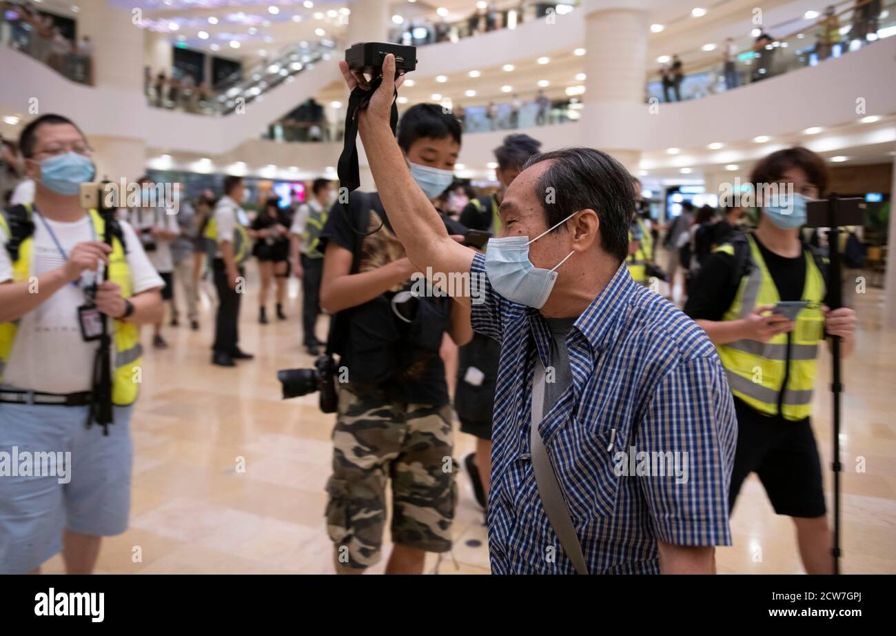 Hong Kong, Hong Kong, Cina. 31 maggio 2020. Un uomo cammina attraverso il centro commerciale con un oratore che suona l'inno 'Glory to Hong Kong' ora bandito. Nel sesto anniversario del movimento Umbrella, solo un numero molto piccolo di persone ha scelto di protestare. L'introduzione della legge nazionale di sicurezza ha generato un'atmosfera di timore che riduce l'attività di protesta.quelli che desiderano protestare si sono riuniti nel centro commerciale di Pacific Place piuttosto che dagli uffici governativi in Admiralty.Police arrivano e pressa del bollitore e gli acquirenti che conducono agli arresti. Credit: Jayne Russell/ZUMA Wire/Alamy Live News Foto Stock