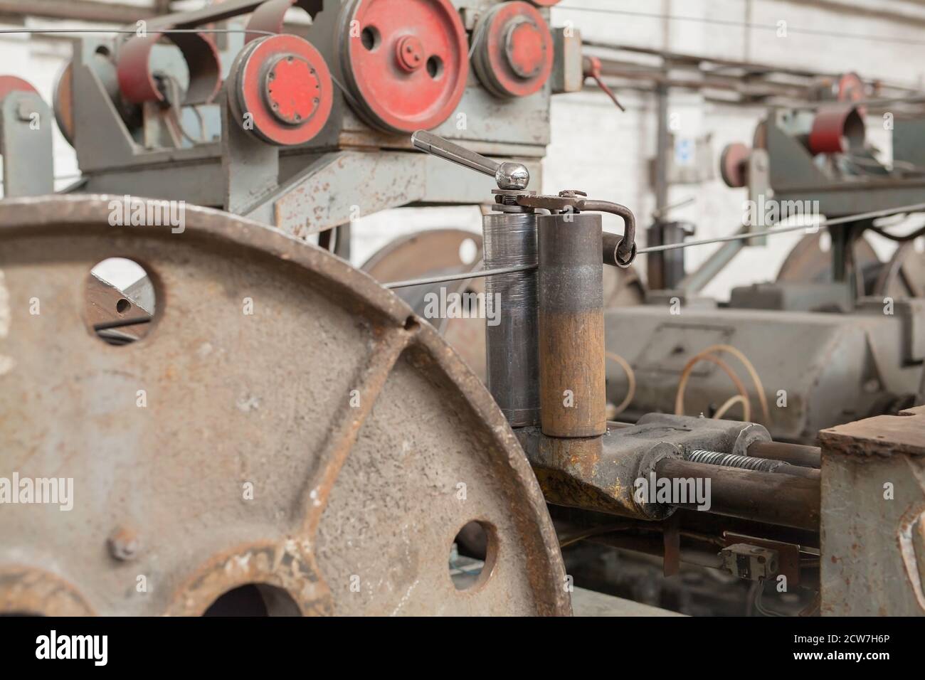 Vergella, retina, rete nei magazzini. Magazzino di produzione presso l'impianto di cavi. Foto Stock