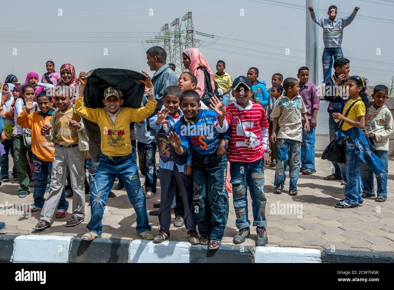 Felici bambini egiziani in un tour dell'Alto Egitto posa per una foto al di fuori del monumento russo vicino Assuan. Foto Stock