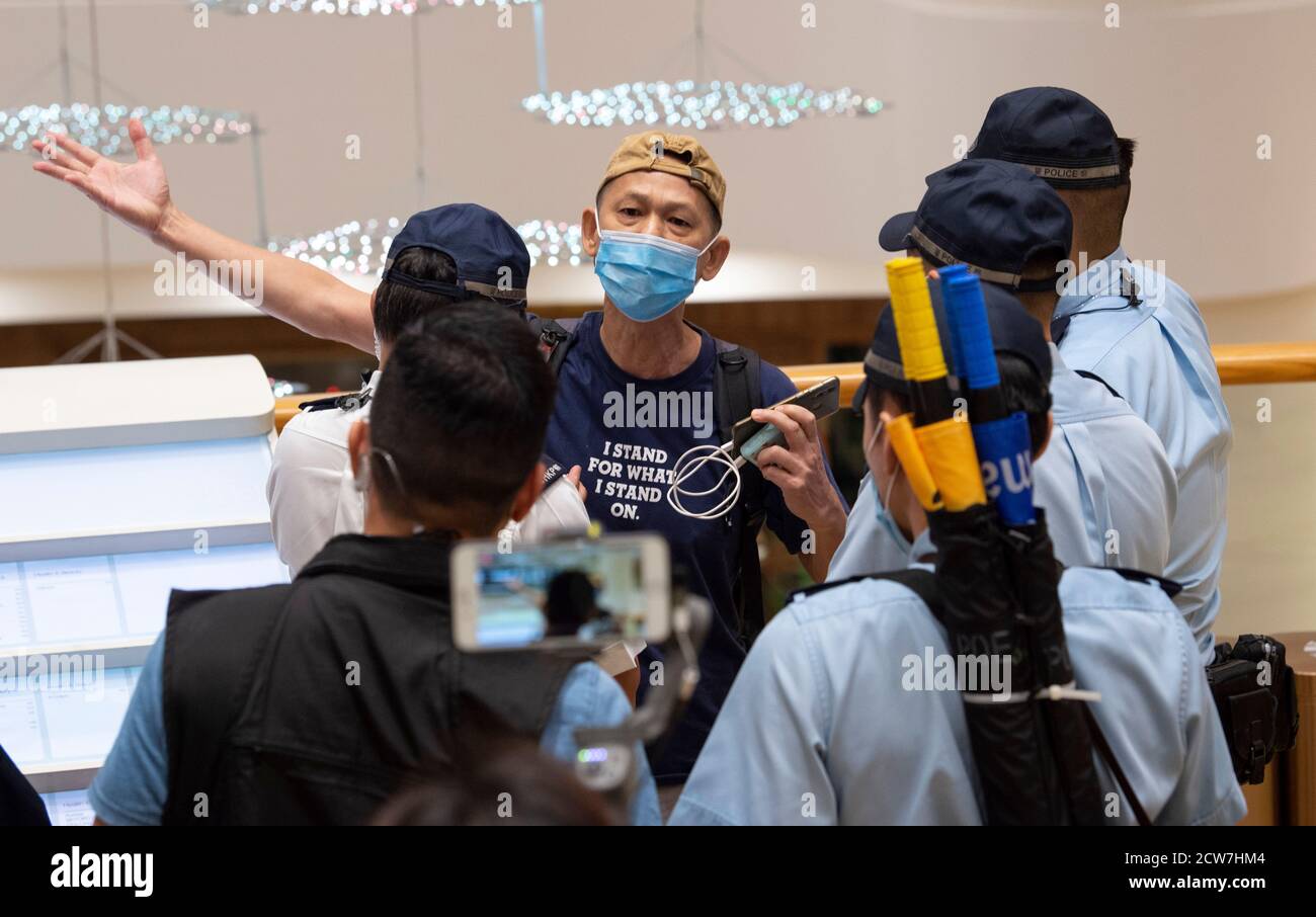 Hong Kong, Hong Kong, Cina. 31 maggio 2020. La polizia entra nel centro commerciale e inizia a fermarsi e a cercare. Nel 6° anniversario del movimento Umbrella, solo un numero molto piccolo di persone ha scelto di protestare. L'introduzione della legge nazionale di sicurezza ha generato un'atmosfera di timore che riduce l'attività di protesta.quelli che desiderano protestare si sono riuniti nel centro commerciale di Pacific Place piuttosto che dagli uffici governativi in Admiralty.Police arrivano e pressa del bollitore e gli acquirenti che conducono agli arresti. Credit: Jayne Russell/ZUMA Wire/Alamy Live News Foto Stock