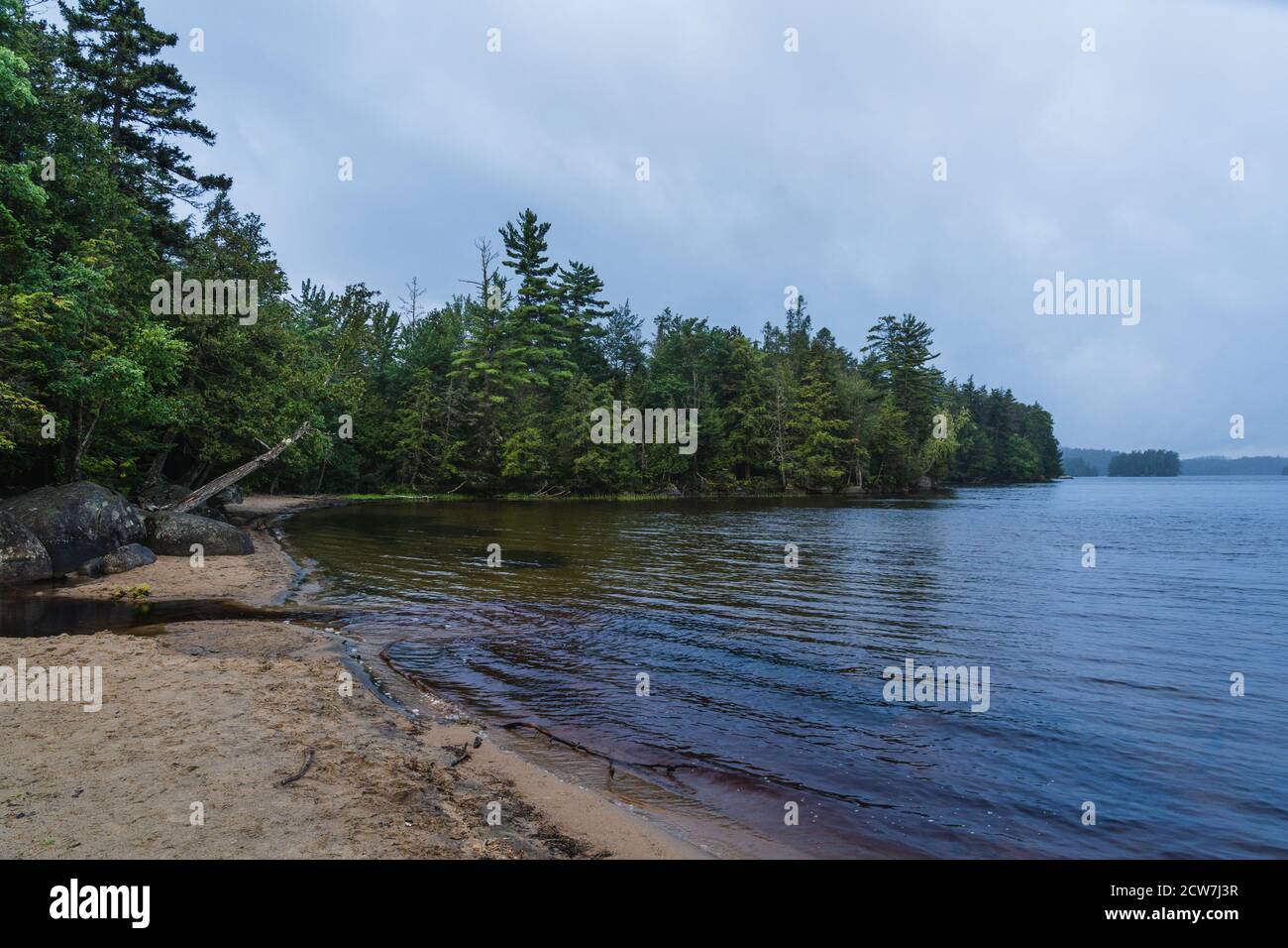 Un lago vicino al lago Placid, NY in una giornata buia Foto Stock