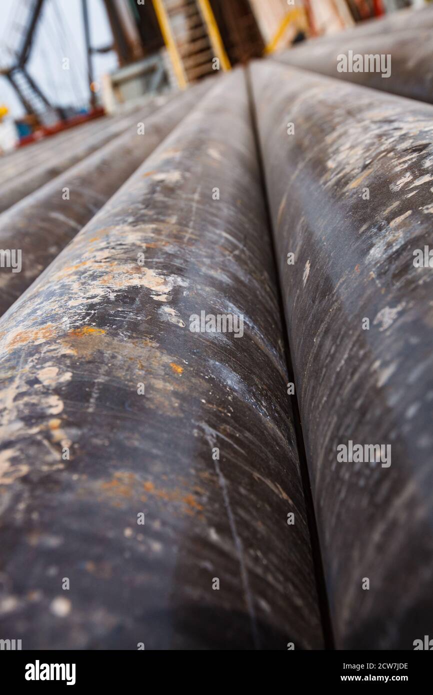 Deposito di olio di Zhaik-Munai, Kazakistan. Primo piano sui tubi di perforazione dell'olio arrugginiti. Contesto industriale astratto. Foto Stock