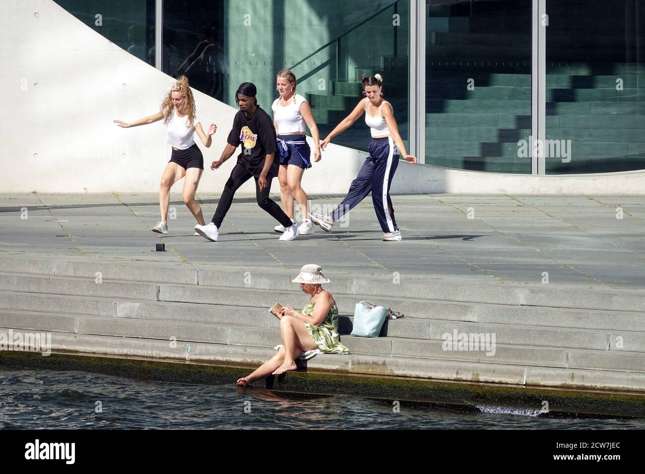 La vita quotidiana di Berlino il gruppo di danza si esibisce sulle banche Del fiume Sprea Berlino Germania danzare Foto Stock