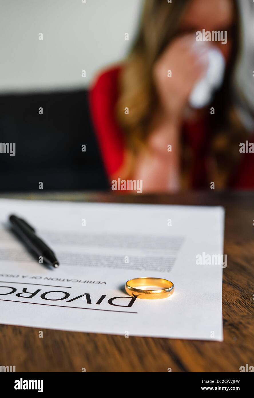 Documento di decreto di divorzio. La donna piange sullo sfondo. Foto Stock