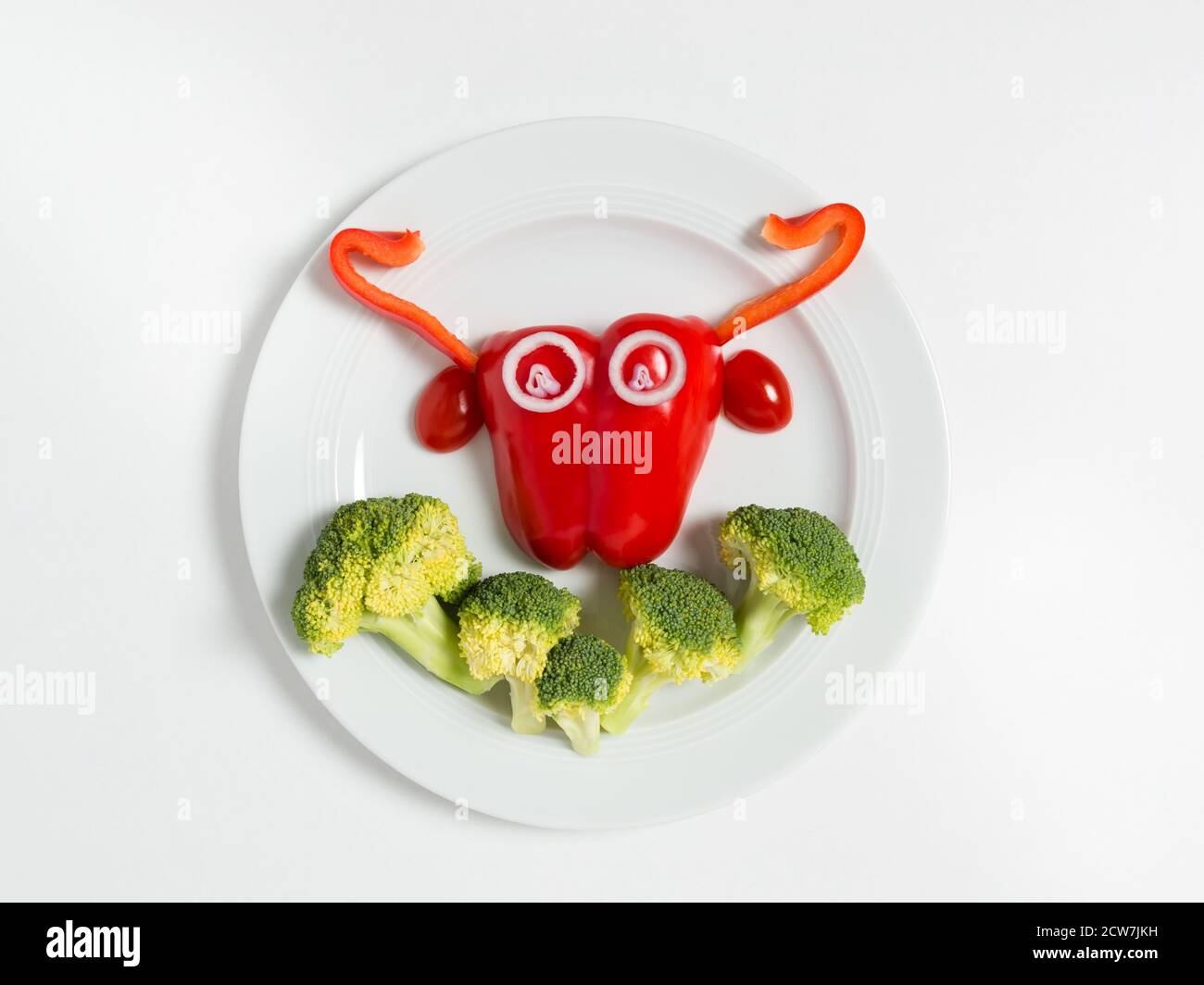 Piatto divertente con il simbolo di 2021 mucca toro fatta di verdure: Peperoni dolci, broccoli, pomodoro e cipolla. Idea colazione per bambini. Vegano o vegetariano Foto Stock