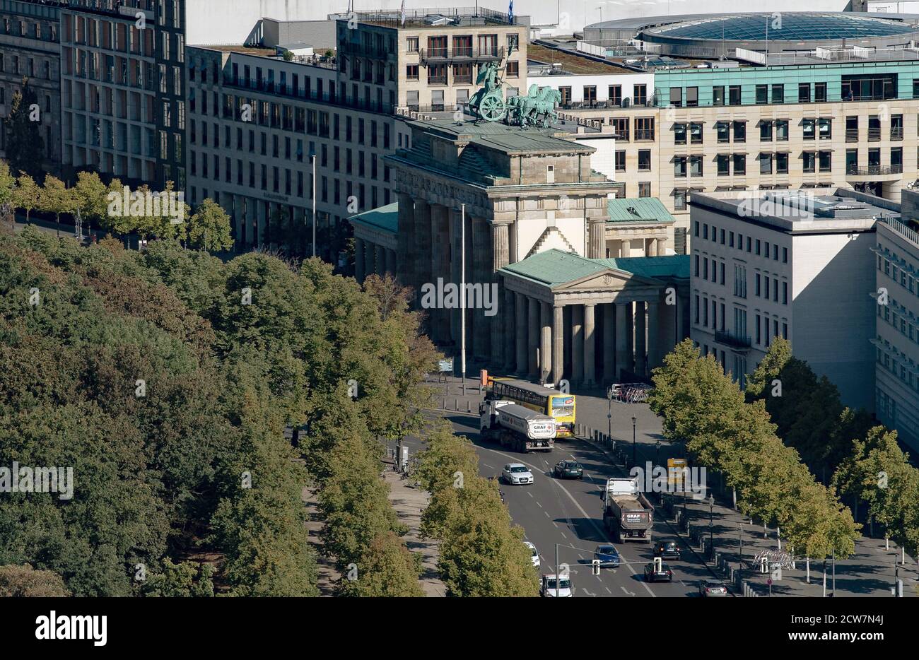 Berlino, Germania. 28 Settembre 2020. Solo pochi veicoli si trovano sulla strada alla porta di Brandeburgo. Credit: Paul Zinken/dpa-Zentralbild/dpa/Alamy Live News Foto Stock