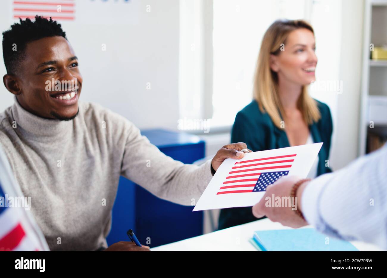 Le persone votano nei seggi elettorali, le elezioni usa e il coronavirus. Foto Stock