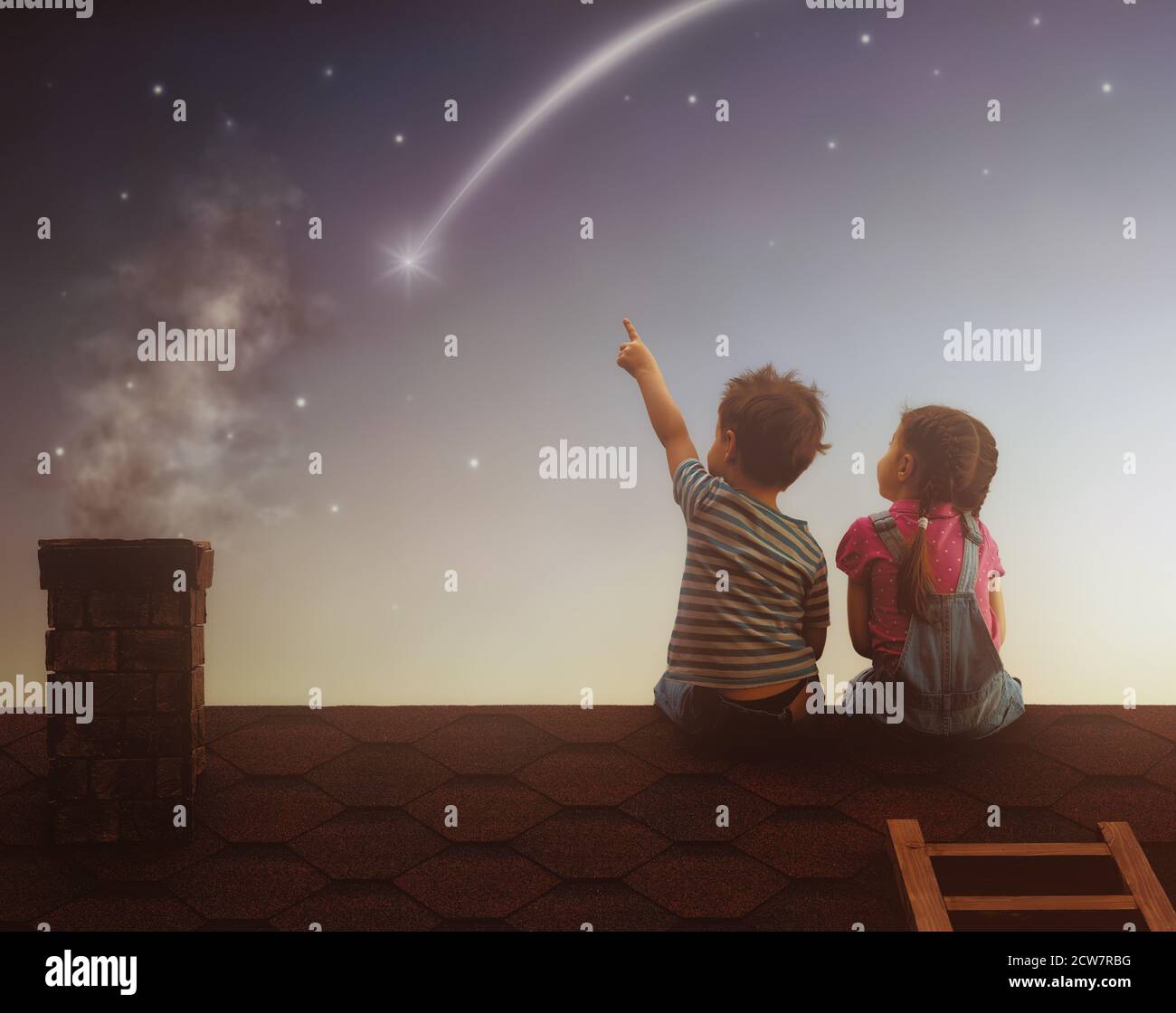 Due simpatici bambini si siedono sul tetto e guardano le stelle. Ragazzo e ragazza fanno un desiderio vedendo una stella di tiro. Foto Stock