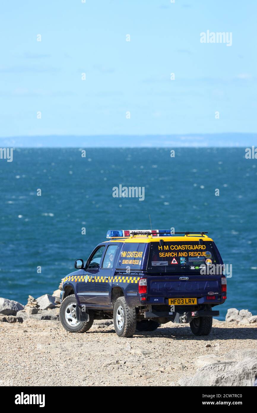 HM Coastguard Ricerca e salvataggio veicolo guardando verso il mare, Portland, Dorset, Regno Unito Foto Stock
