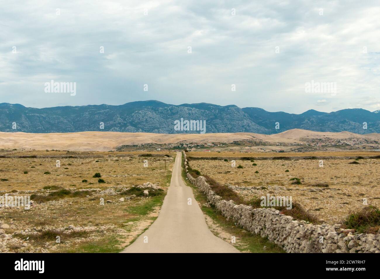 Velebit Mountain Range, Alpi Dinariche, Croazia visto dall'isola di Pag Foto Stock