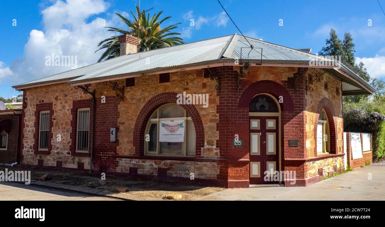 Edificio storico in mattoni rossi e pietra all'angolo tra Harvey Street e Avon Terrace York Western Australia. Foto Stock
