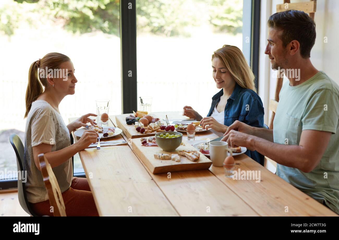 Amico felice che mangia insieme Foto Stock