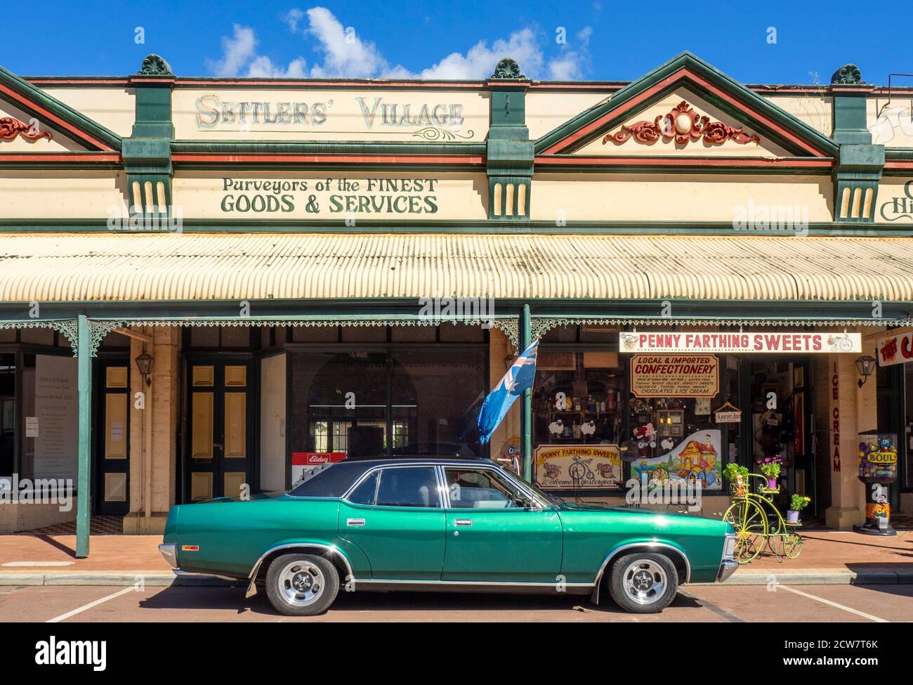 Ford Fairlane 500 ZH 1976-79 parcheggiato di fronte al negozio di pasticceria Penni Farthing Sweets su Avon Terrace York Western Australia. Foto Stock