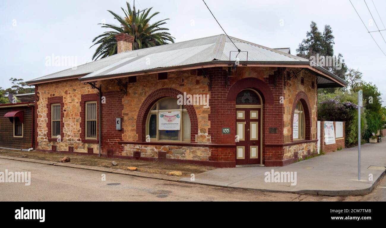 Edificio storico in mattoni rossi e pietra all'angolo tra Harvey Street e Avon Terrace York Western Australia. Foto Stock