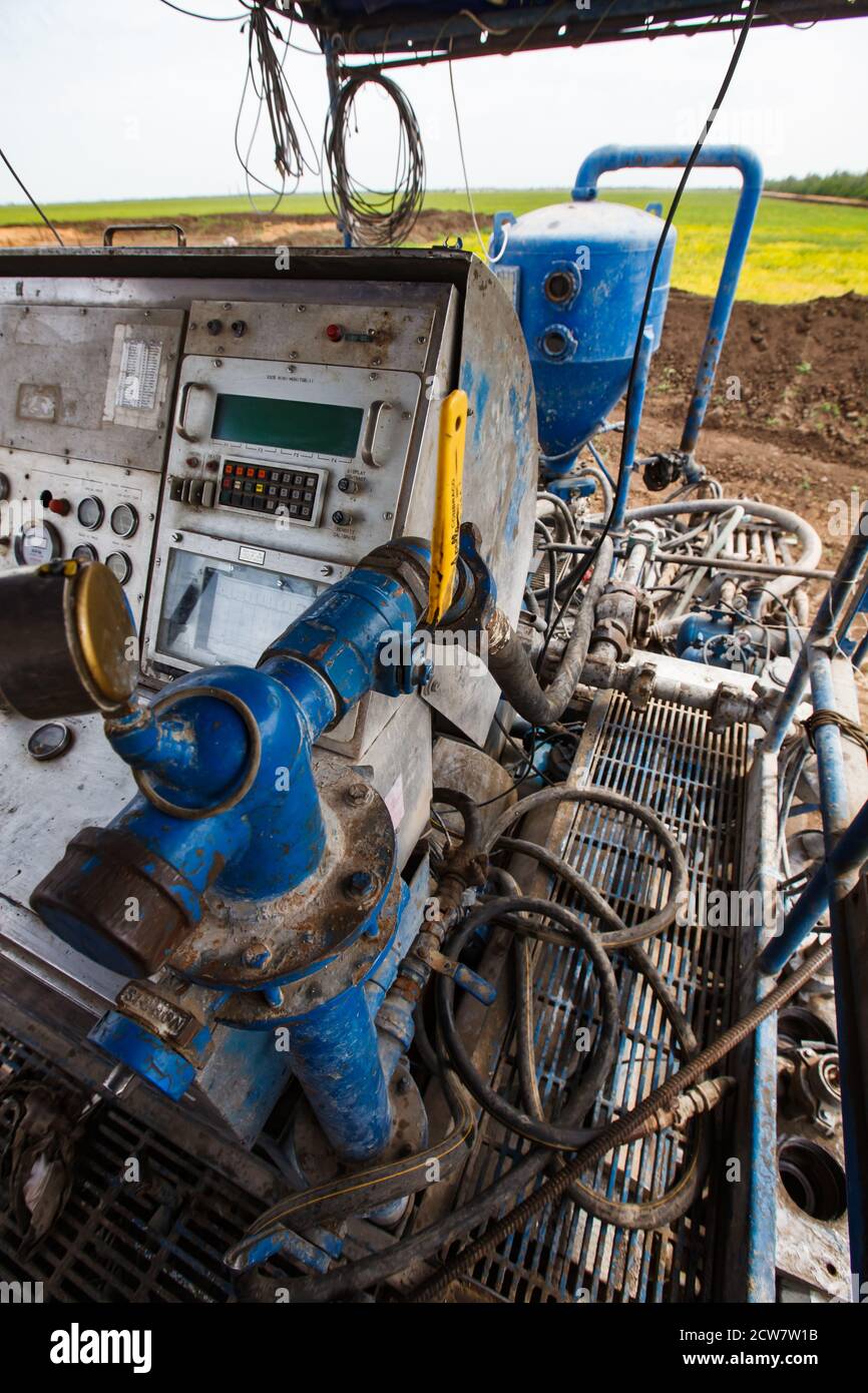 Deposito di olio di Zhaik-Munai, Kazakistan. Pompa fango e pannello di controllo del carro di perforazione. Grandangolo. Foto Stock