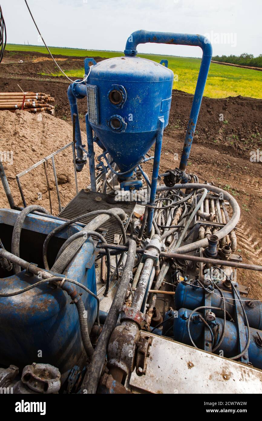 Deposito di olio di Zhaik-Munai, Kazakistan. Attrezzatura pompa fango carro di perforazione. Tubo flessibile e serbatoio. Foto Stock