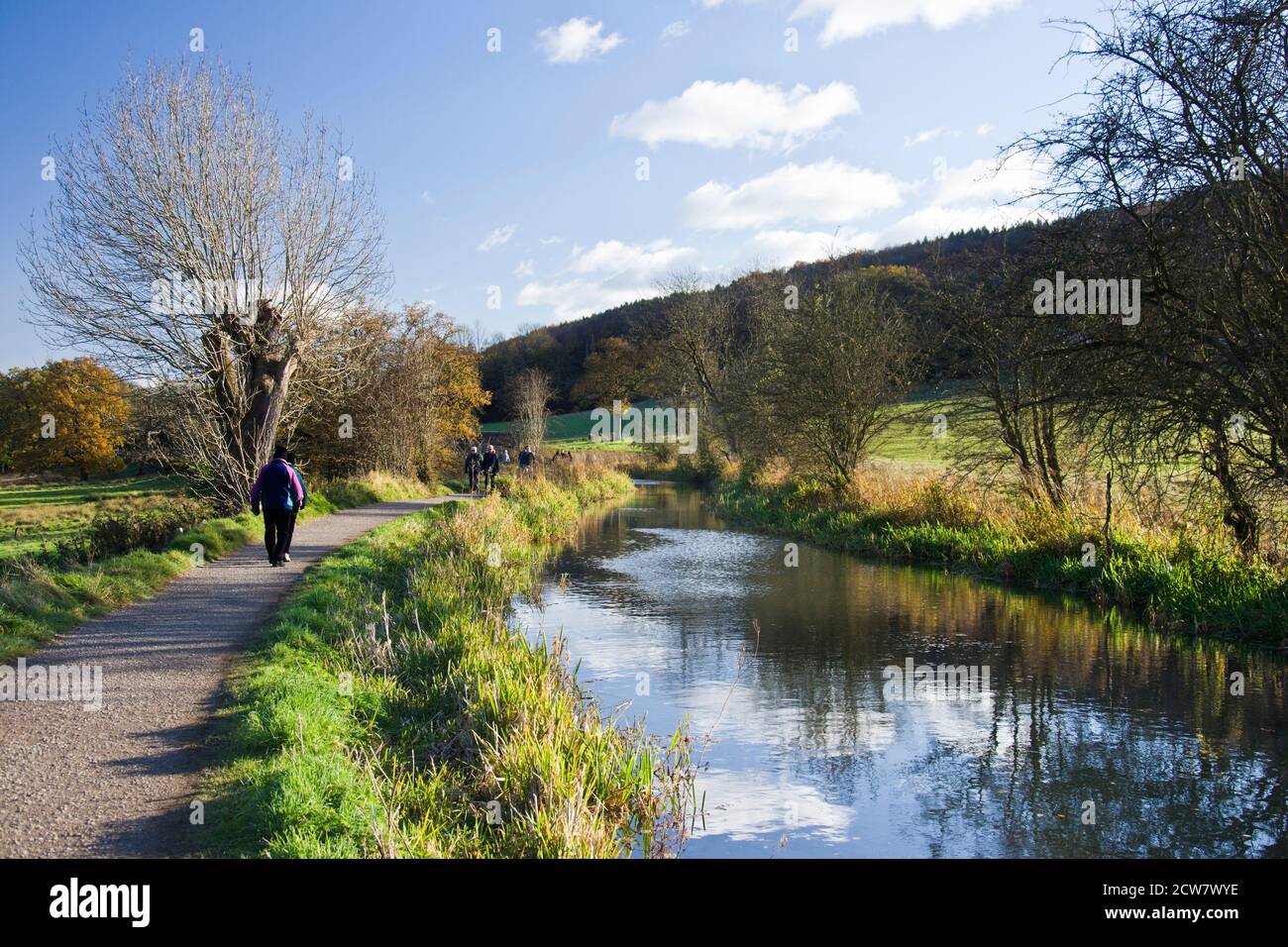 Waikers lungo il canale di Cromford, Derbyshire, Regno Unito. Foto Stock