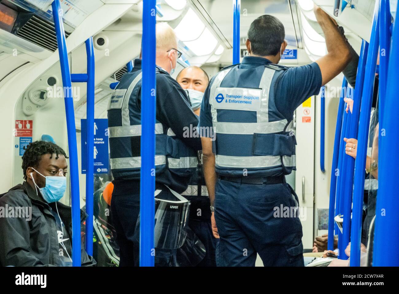 Londra, Regno Unito. 28 Settembre 2020. Gli ufficiali di controllo sulla pattuglia chiacchierano tra loro - i numeri dei passeggeri rimangono giù sulla metropolitana, ma ora stanno aumentando e i treni sono moderatamente occupati. Proprio come il governo inizia a rafforzare la sua guida Coronavirus (covid 19) di nuovo. Coloro che viaggiano per lo più indossare maschere dopo essere diventati obbligatori sui trasporti pubblici. Credit: Guy Bell/Alamy Live News Foto Stock