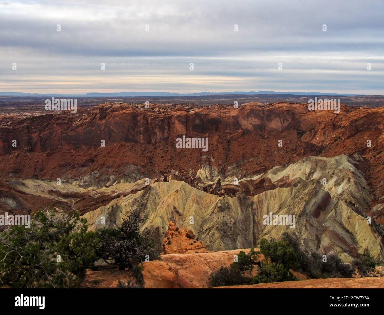 Vista sulla cupola sconvolgante, una struttura di sale erbaceo, nell'isola nel cielo Mesa of Canyonlands National Park, Utah, USA, in ritardo su una nuvolosa nuvolosità Foto Stock