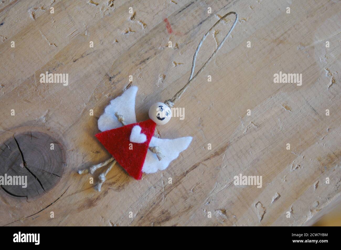 Angelo in feltro, decorazione di Natale fatta a mano su sfondo di legno Foto Stock