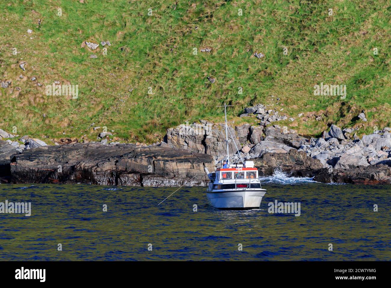 RUNDE, NORVEGIA - 2017 OTTOBRE 19. Piccola barca da pesca fuori Runde. Foto Stock