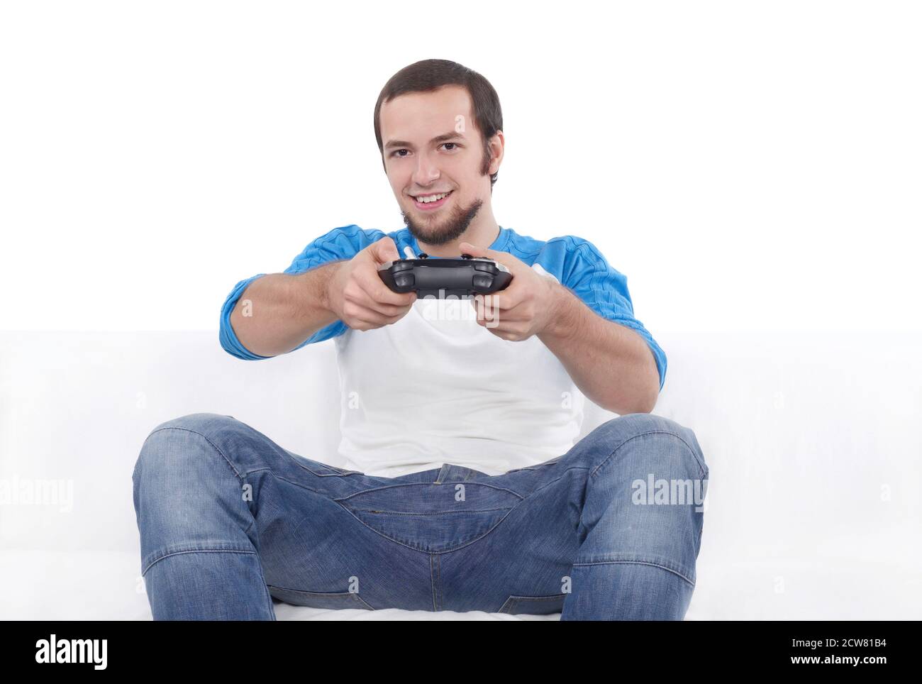 Uomo che gioca a videogiochi sul divano Foto Stock