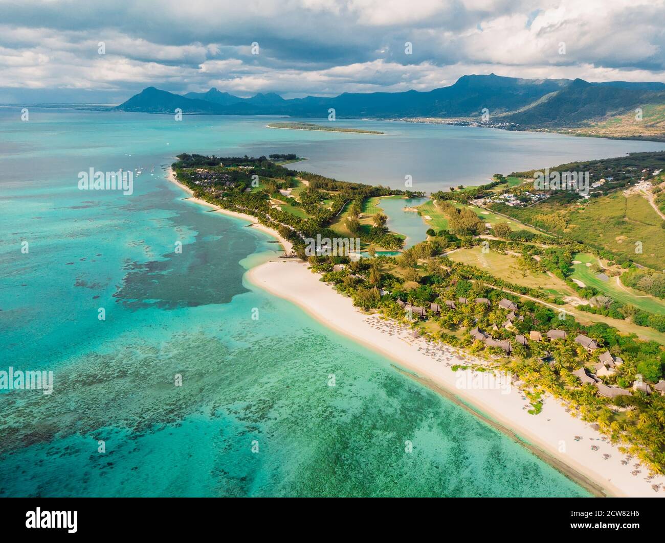 Isola Mauritius vista aerea di le Morne e tropicale spiaggia a sud-ovest Foto Stock