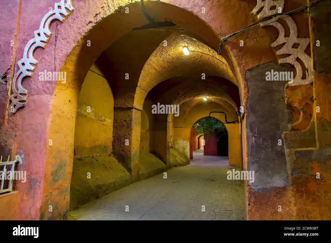 Vicolo colorato a Marrakech, la Città Imperiale Rossa del Marocco. Foto Stock