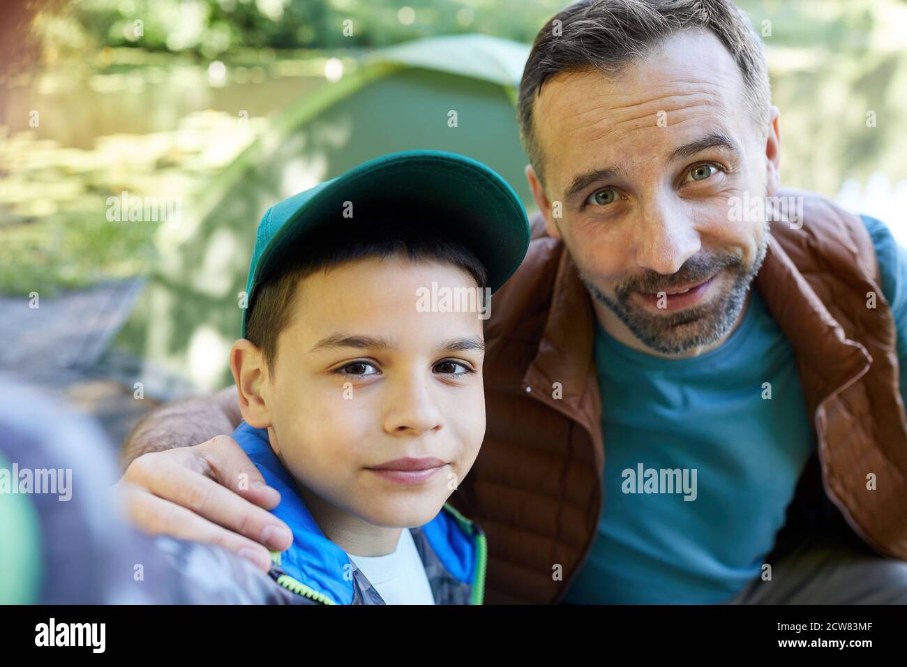 POV girato di amore padre e figlio scattando foto selfie insieme mentre ti godi il campeggio Foto Stock