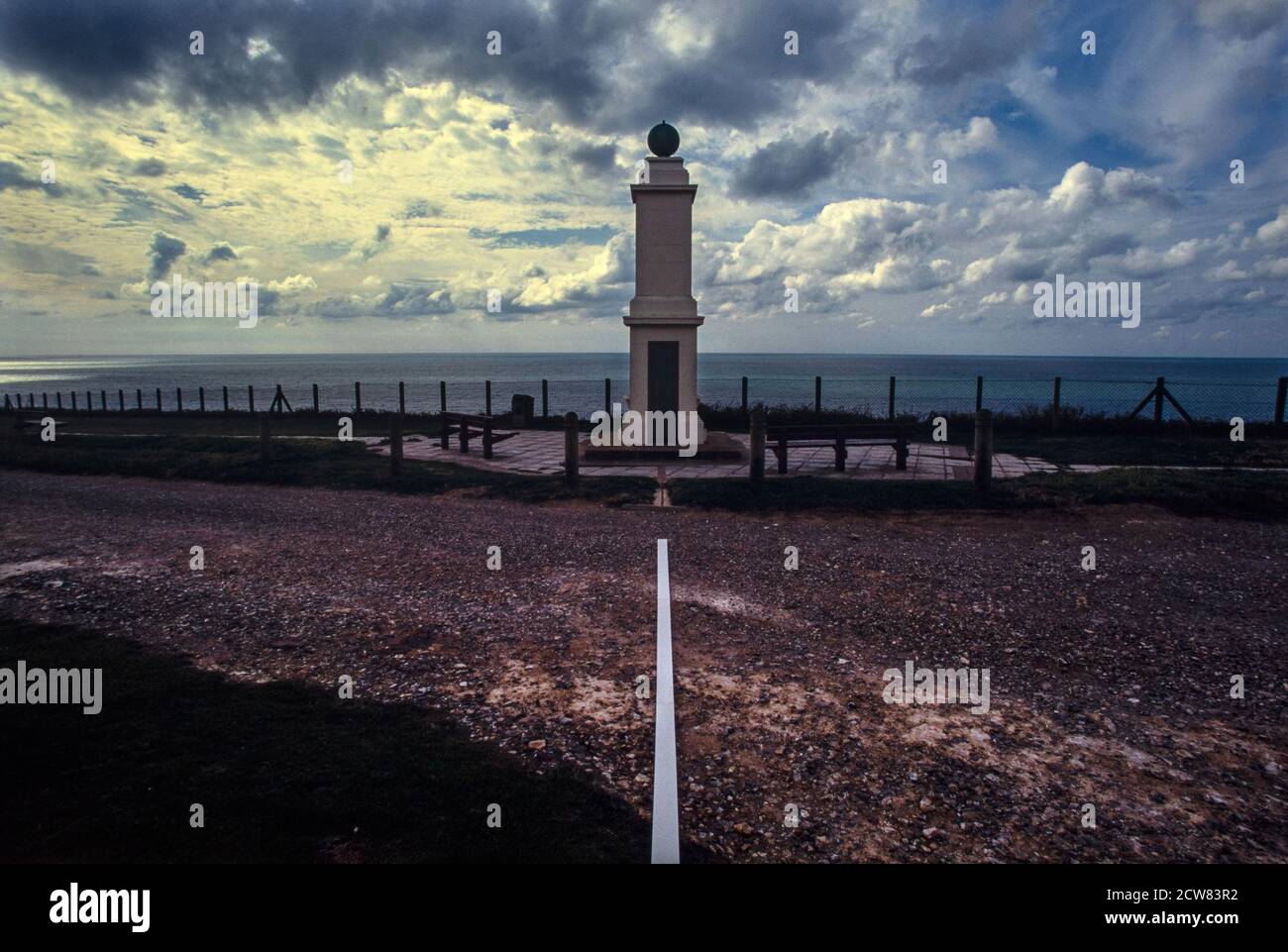 Meridian Line Monument at Peacehaven Sussex 2000 Peacehaven è una città e parrocchia civile del distretto di Lewes, nel Sussex orientale, in Inghilterra. Si trova ab Foto Stock