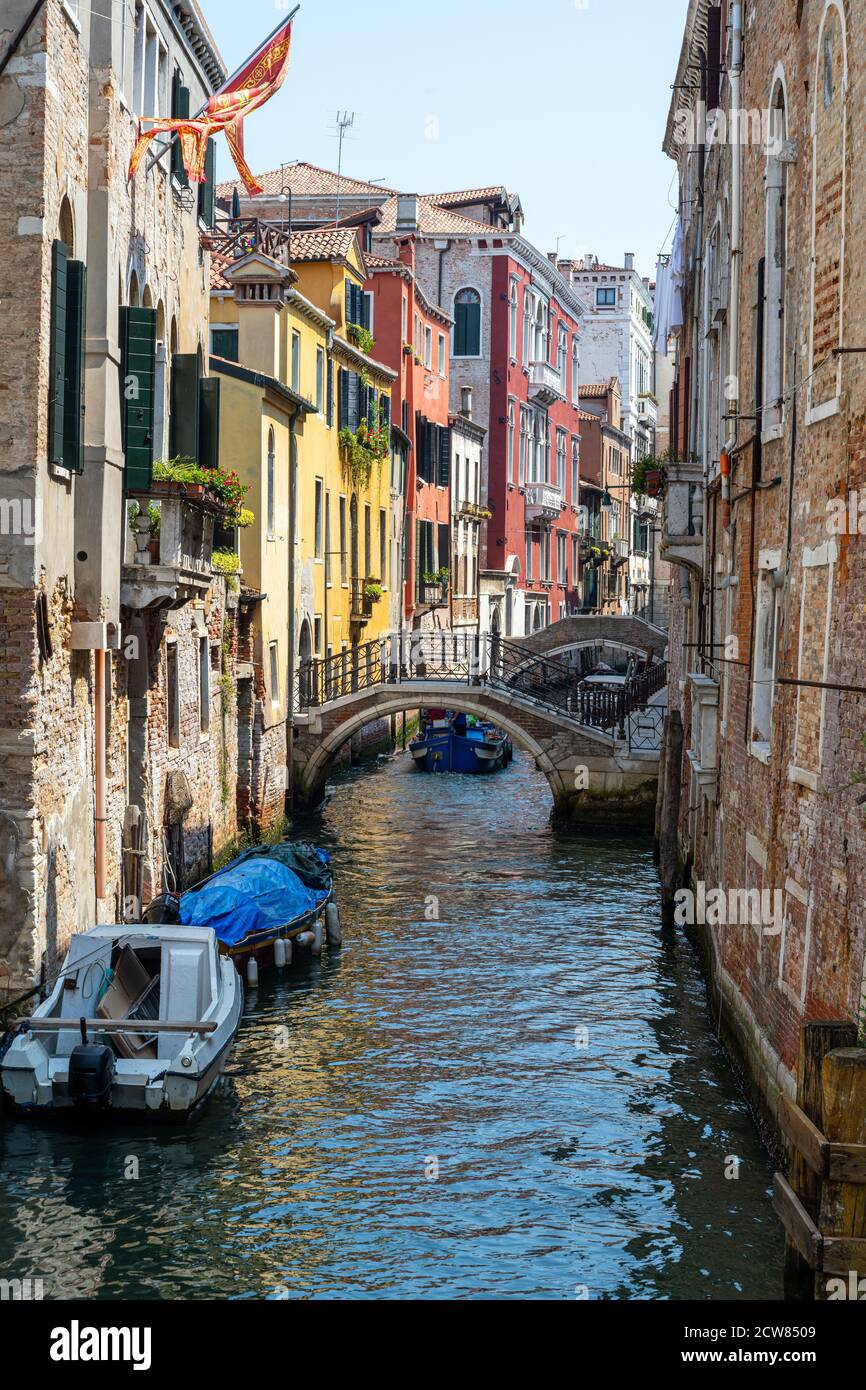 Piccolo canale nel centro storico di Venezia Foto Stock